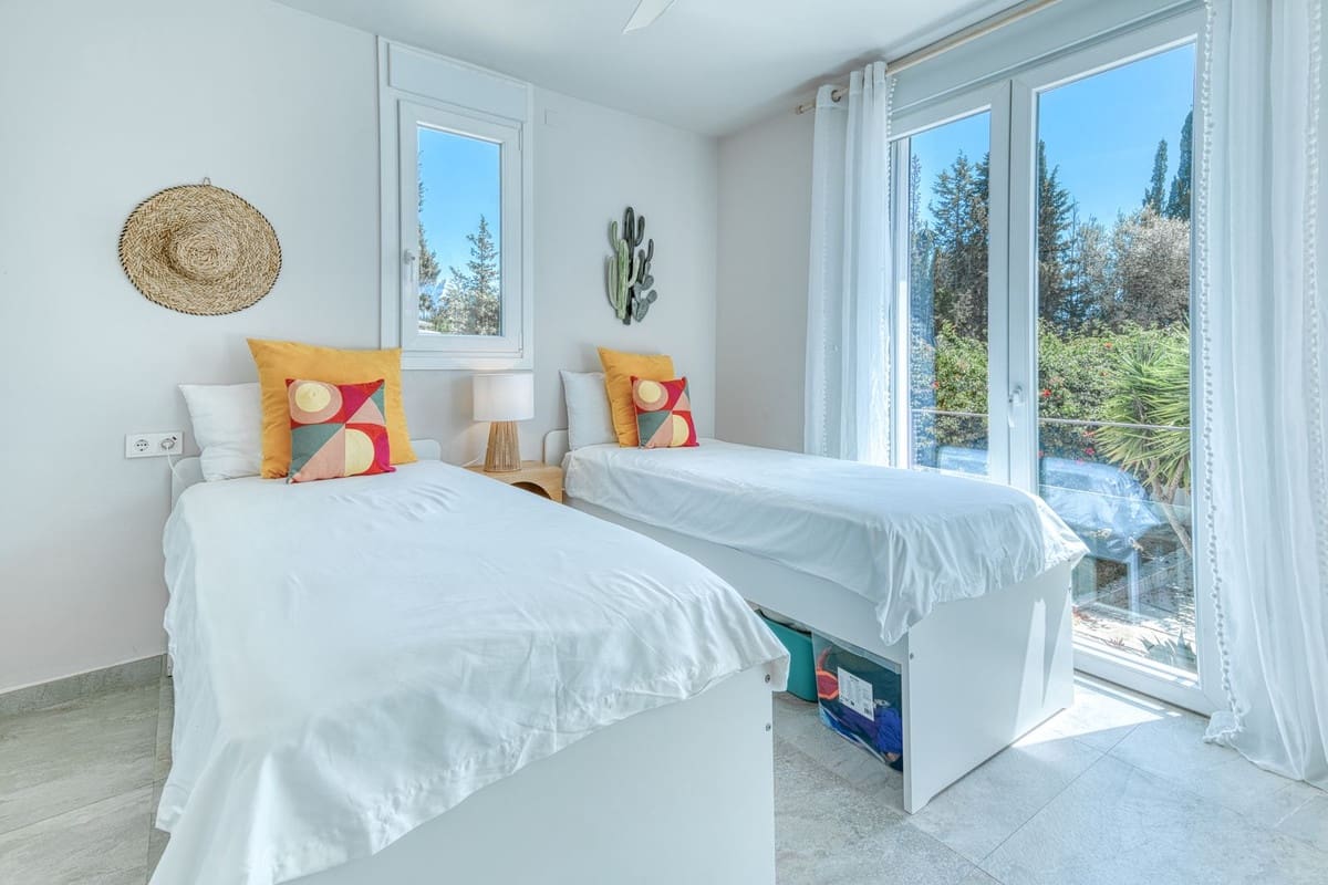 6 makuuhuone Huvila myytävänä paikassa El Rosario mukana uima-altaan 
autotalli - 2 380 000 € (Ref: 9802880)