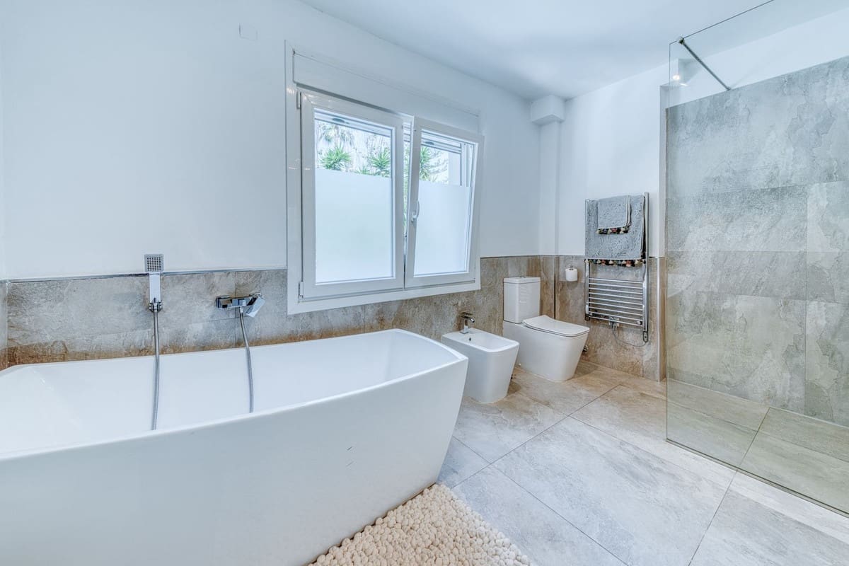 6 makuuhuone Huvila myytävänä paikassa El Rosario mukana uima-altaan 
autotalli - 2 380 000 € (Ref: 9802880)