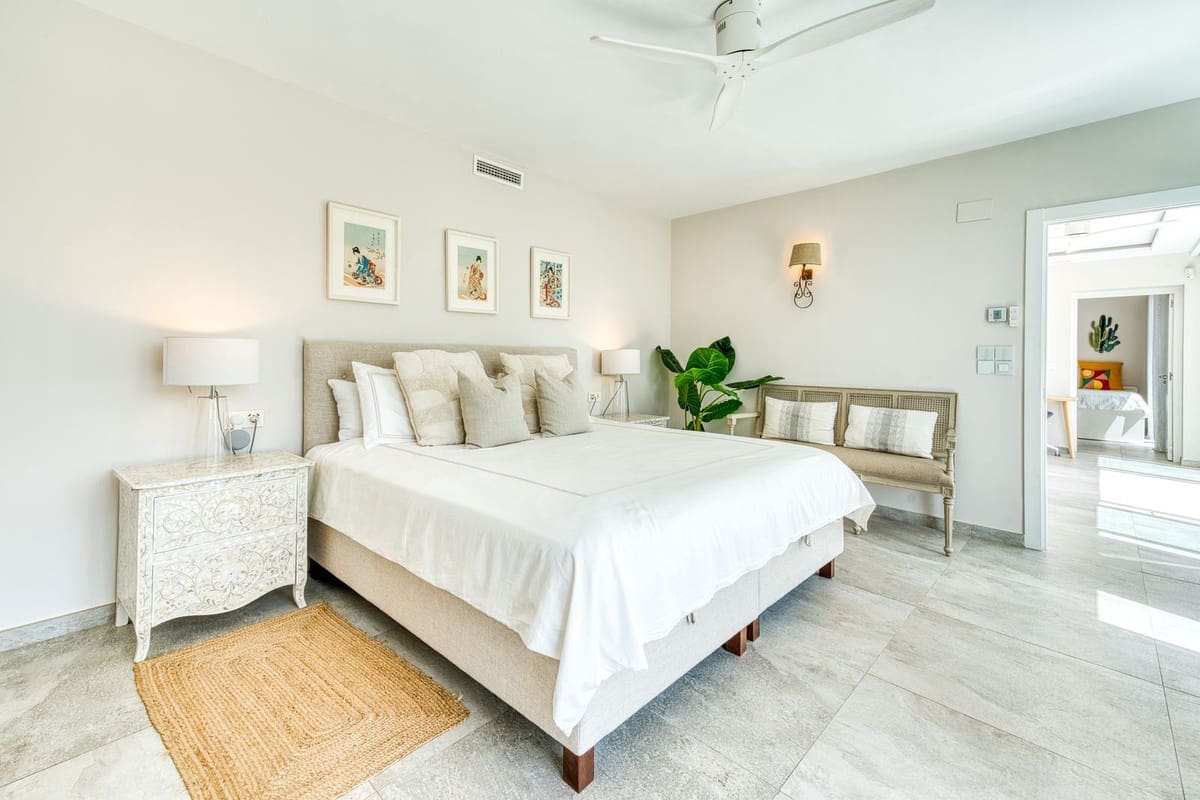 6 makuuhuone Huvila myytävänä paikassa El Rosario mukana uima-altaan 
autotalli - 2 380 000 € (Ref: 9802880)