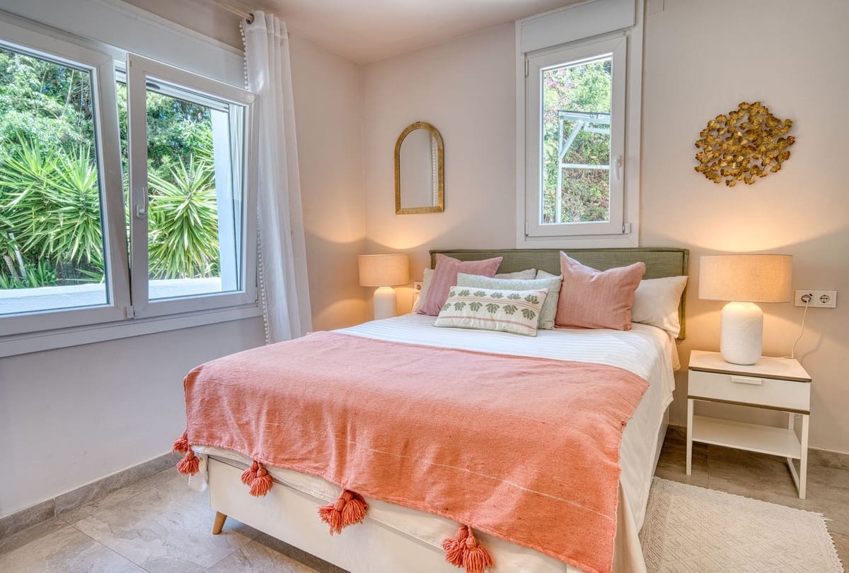 6 makuuhuone Huvila myytävänä paikassa El Rosario mukana uima-altaan 
autotalli - 2 380 000 € (Ref: 9802880)