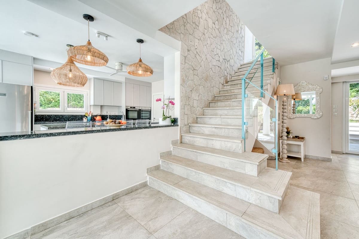 6 makuuhuone Huvila myytävänä paikassa El Rosario mukana uima-altaan 
autotalli - 2 380 000 € (Ref: 9802880)