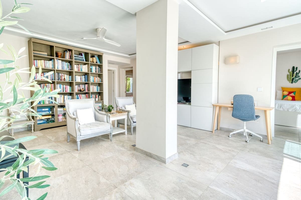 6 makuuhuone Huvila myytävänä paikassa El Rosario mukana uima-altaan 
autotalli - 2 380 000 € (Ref: 9802880)