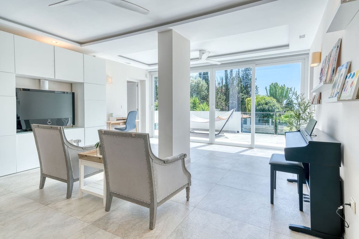 6 makuuhuone Huvila myytävänä paikassa El Rosario mukana uima-altaan 
autotalli - 2 380 000 € (Ref: 9802880)