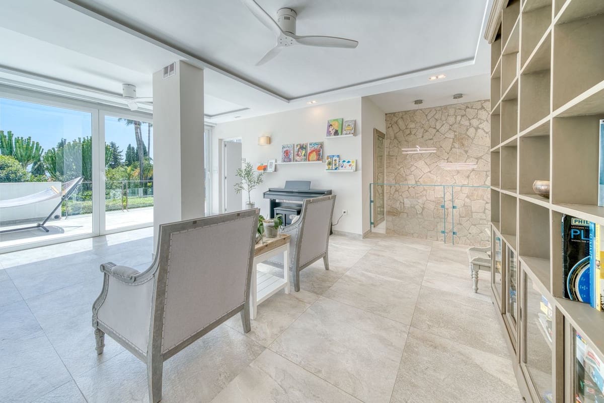 6 makuuhuone Huvila myytävänä paikassa El Rosario mukana uima-altaan 
autotalli - 2 380 000 € (Ref: 9802880)