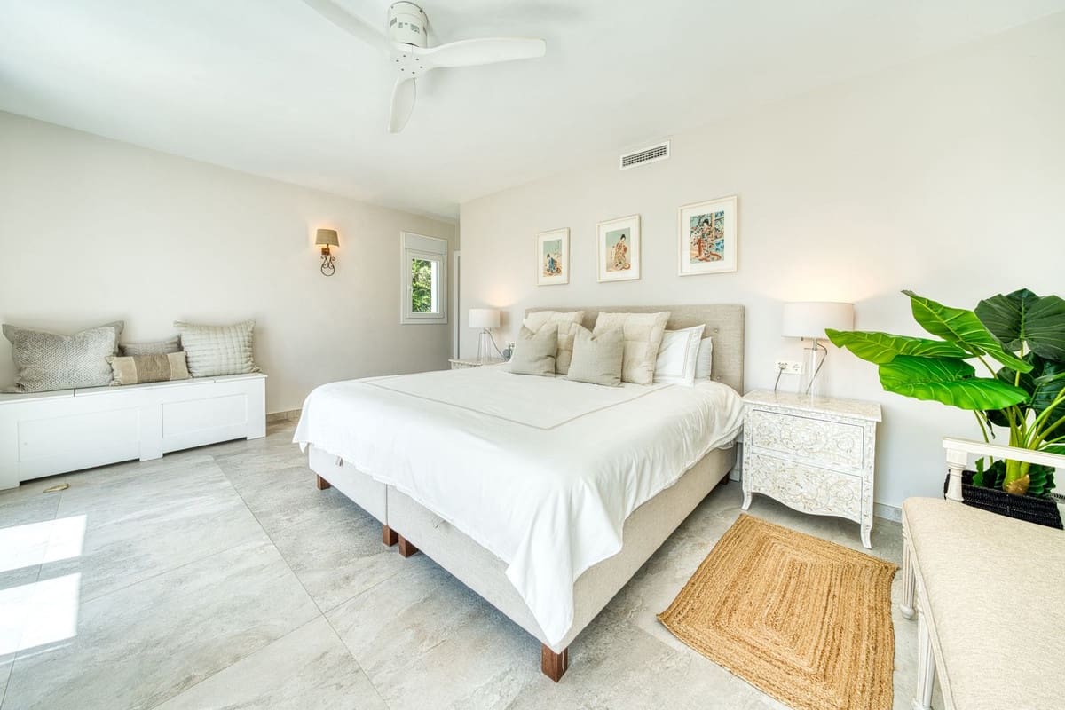 6 makuuhuone Huvila myytävänä paikassa El Rosario mukana uima-altaan 
autotalli - 2 380 000 € (Ref: 9802880)