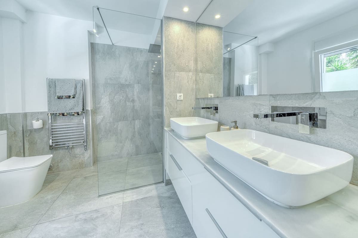 6 makuuhuone Huvila myytävänä paikassa El Rosario mukana uima-altaan 
autotalli - 2 380 000 € (Ref: 9802880)