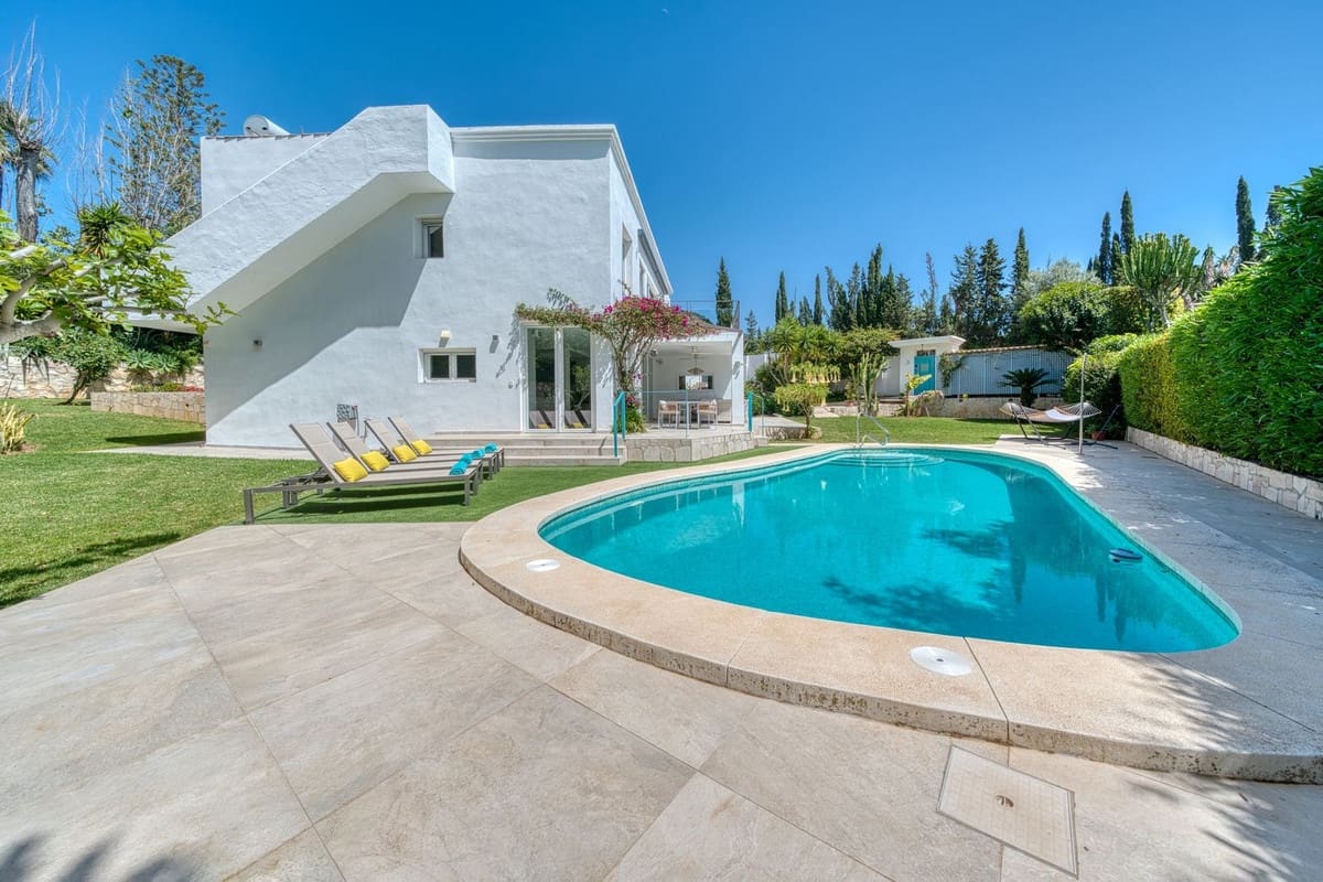 6 makuuhuone Huvila myytävänä paikassa El Rosario mukana uima-altaan 
autotalli - 2 380 000 € (Ref: 9802880)