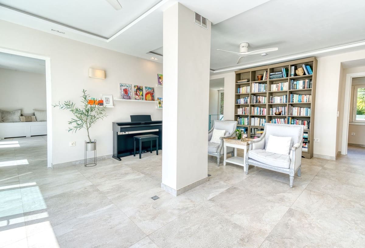 6 makuuhuone Huvila myytävänä paikassa El Rosario mukana uima-altaan 
autotalli - 2 380 000 € (Ref: 9802880)