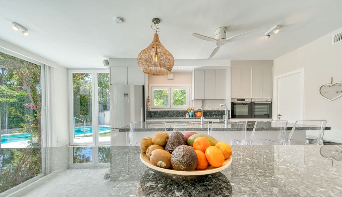 6 makuuhuone Huvila myytävänä paikassa El Rosario mukana uima-altaan 
autotalli - 2 380 000 € (Ref: 9802880)