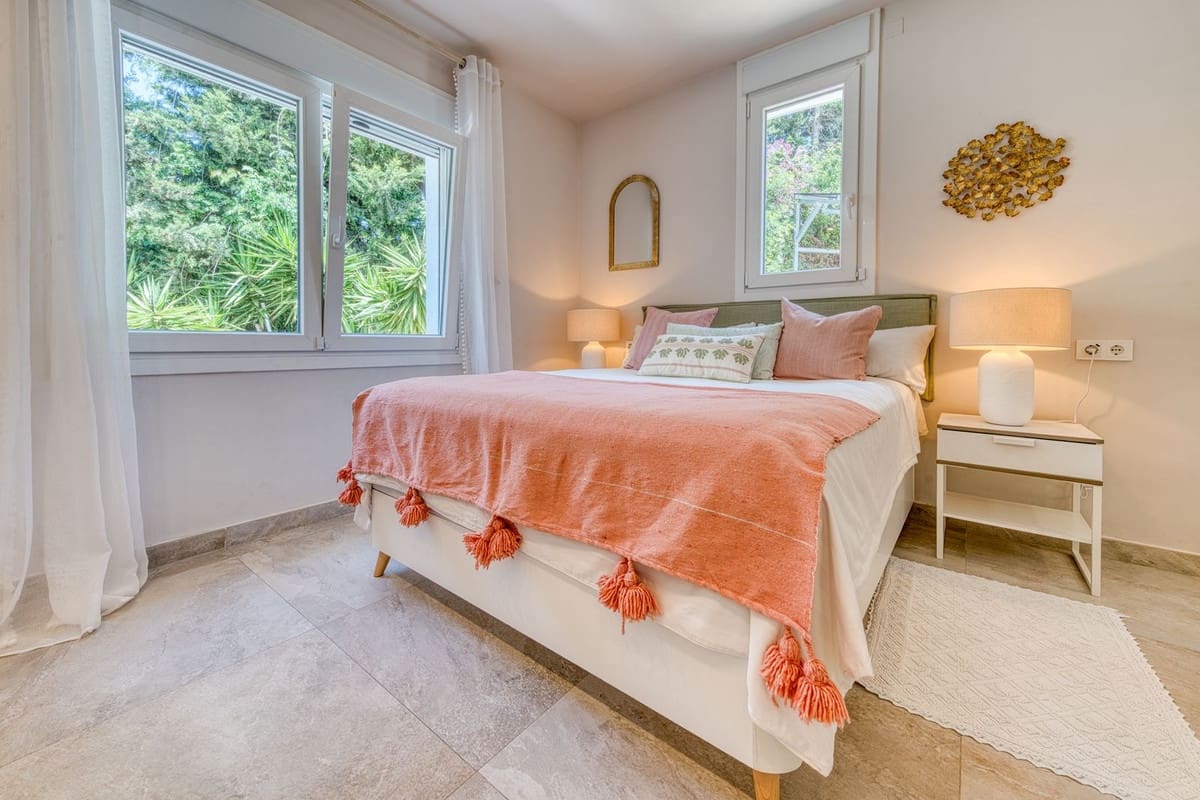 6 makuuhuone Huvila myytävänä paikassa El Rosario mukana uima-altaan 
autotalli - 2 380 000 € (Ref: 9802880)