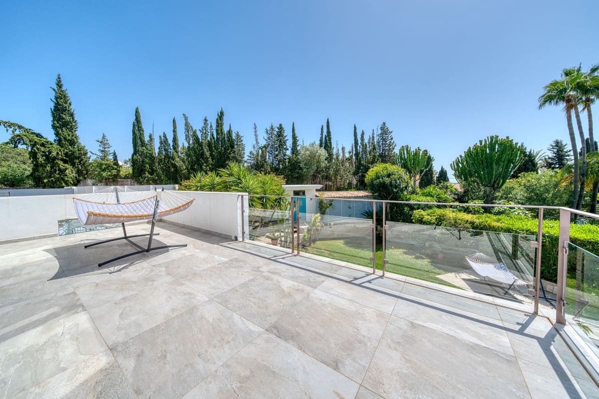 6 makuuhuone Huvila myytävänä paikassa El Rosario mukana uima-altaan 
autotalli - 2 380 000 € (Ref: 9802880)