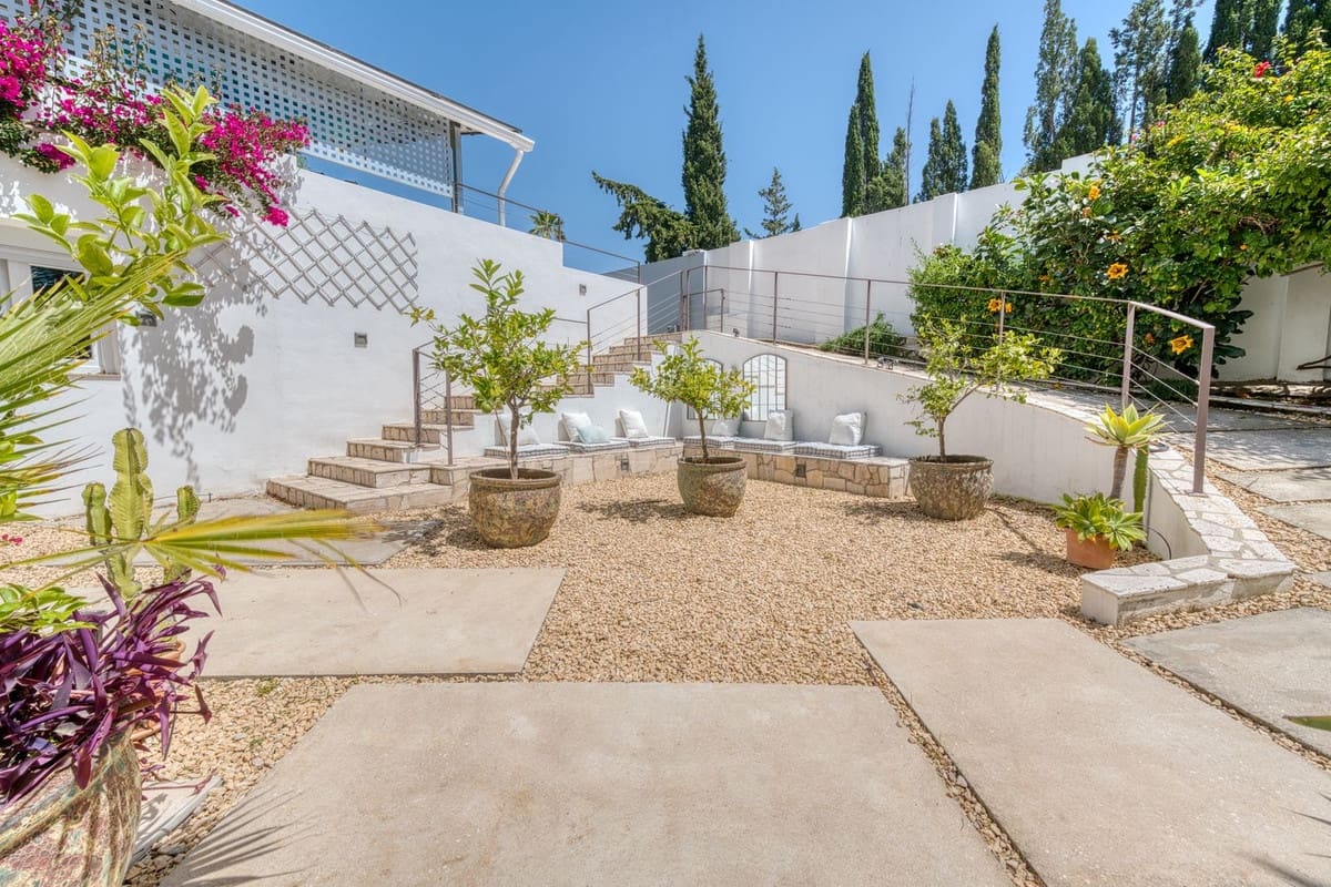 6 makuuhuone Huvila myytävänä paikassa El Rosario mukana uima-altaan 
autotalli - 2 380 000 € (Ref: 9802880)