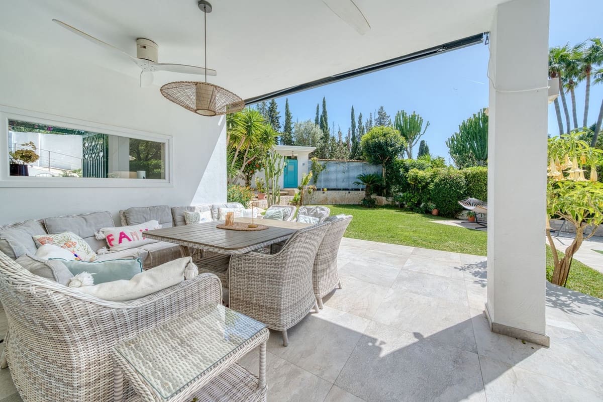 6 makuuhuone Huvila myytävänä paikassa El Rosario mukana uima-altaan 
autotalli - 2 380 000 € (Ref: 9802880)