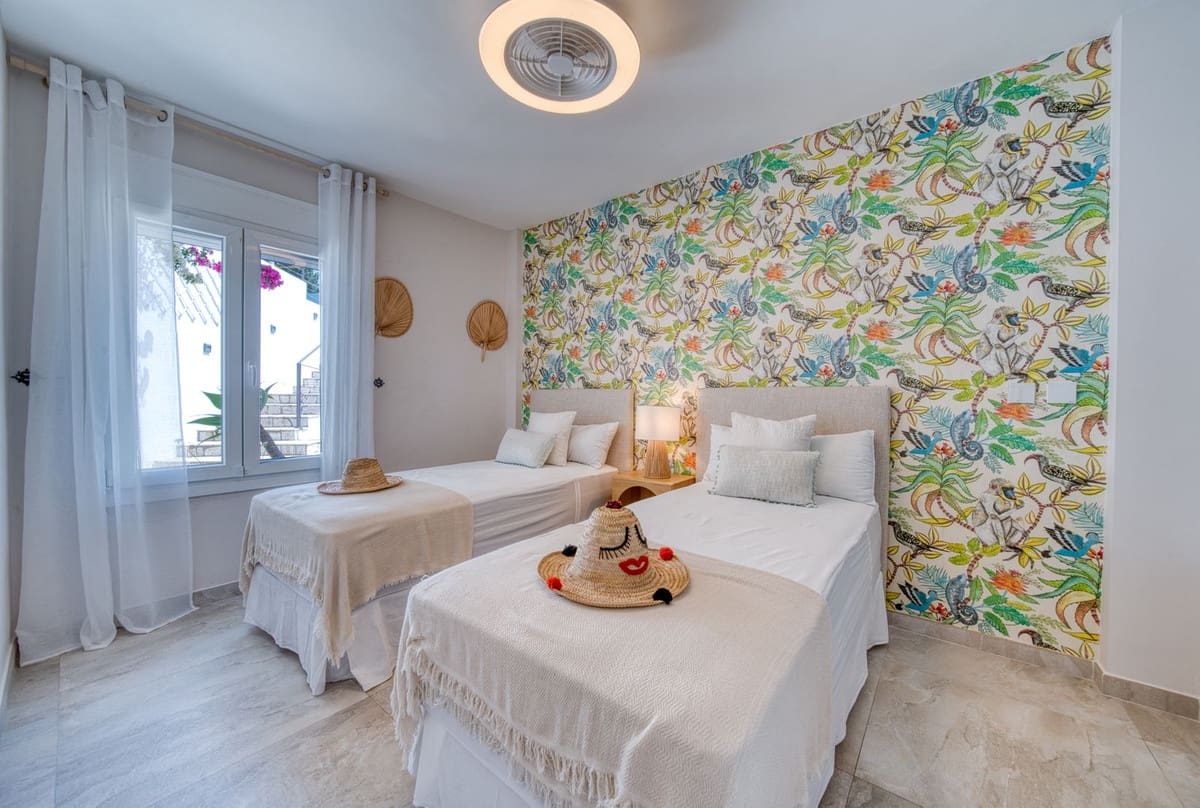 6 makuuhuone Huvila myytävänä paikassa El Rosario mukana uima-altaan 
autotalli - 2 380 000 € (Ref: 9802880)