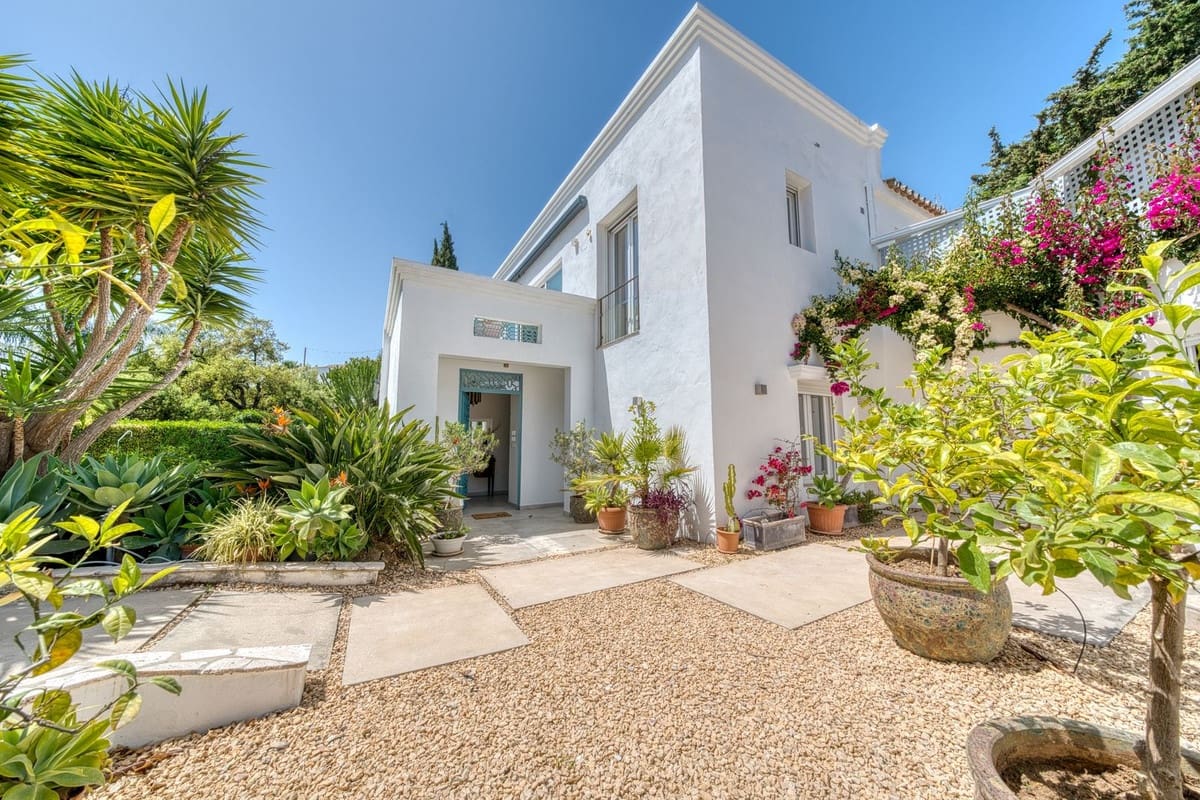 6 makuuhuone Huvila myytävänä paikassa El Rosario mukana uima-altaan 
autotalli - 2 380 000 € (Ref: 9802880)