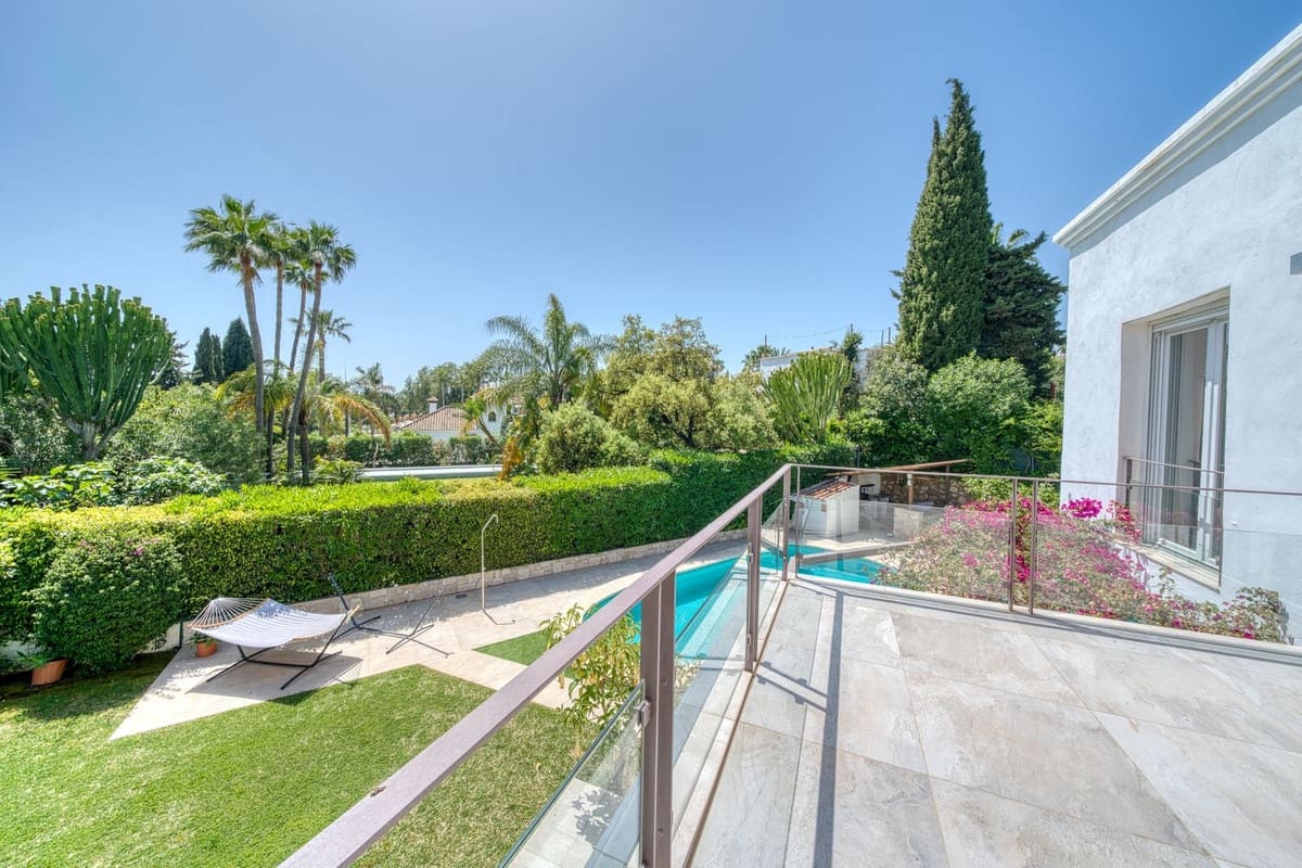 6 makuuhuone Huvila myytävänä paikassa El Rosario mukana uima-altaan 
autotalli - 2 380 000 € (Ref: 9802880)