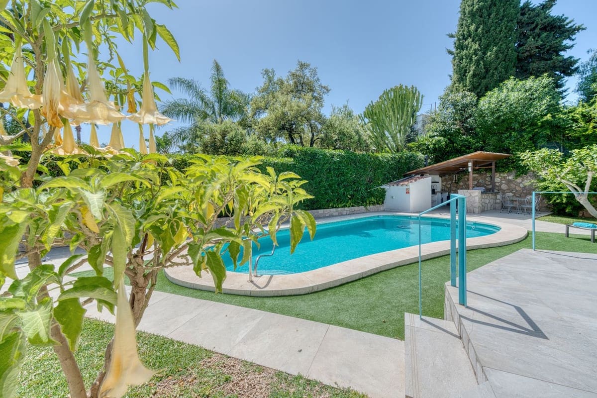 6 makuuhuone Huvila myytävänä paikassa El Rosario mukana uima-altaan 
autotalli - 2 380 000 € (Ref: 9802880)