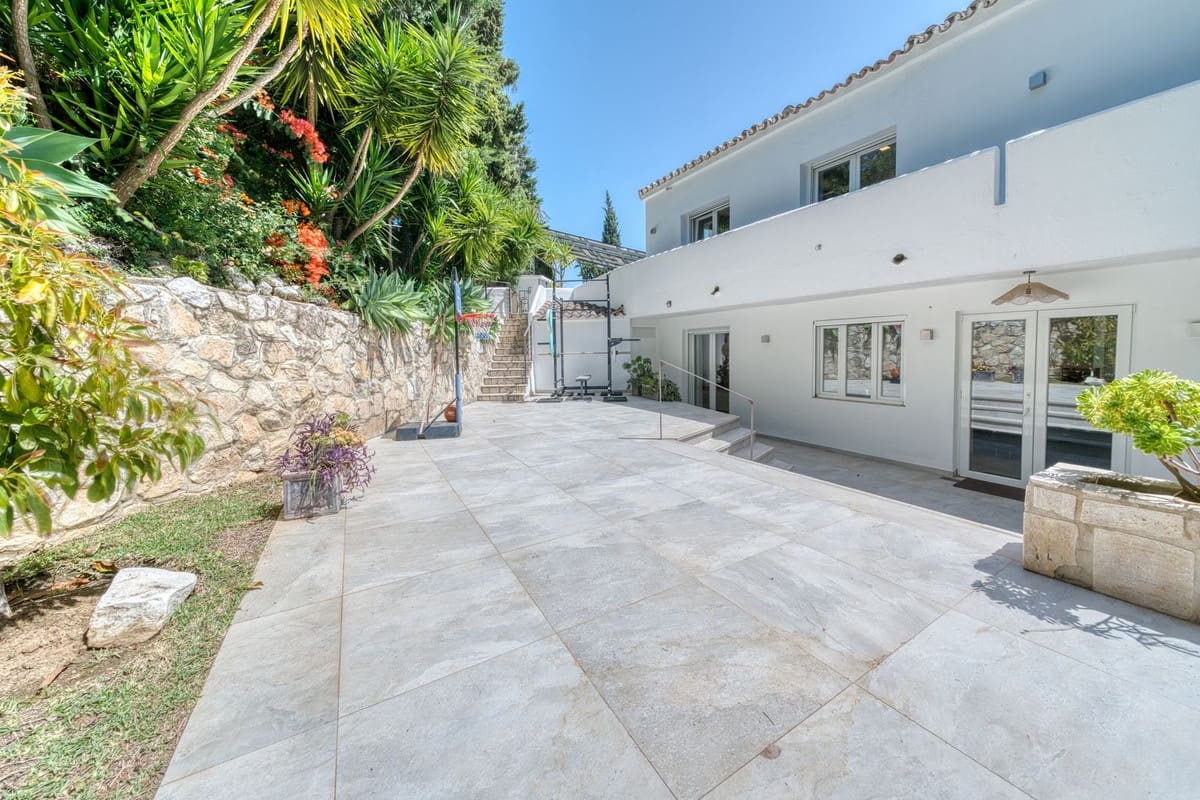 6 makuuhuone Huvila myytävänä paikassa El Rosario mukana uima-altaan 
autotalli - 2 380 000 € (Ref: 9802880)