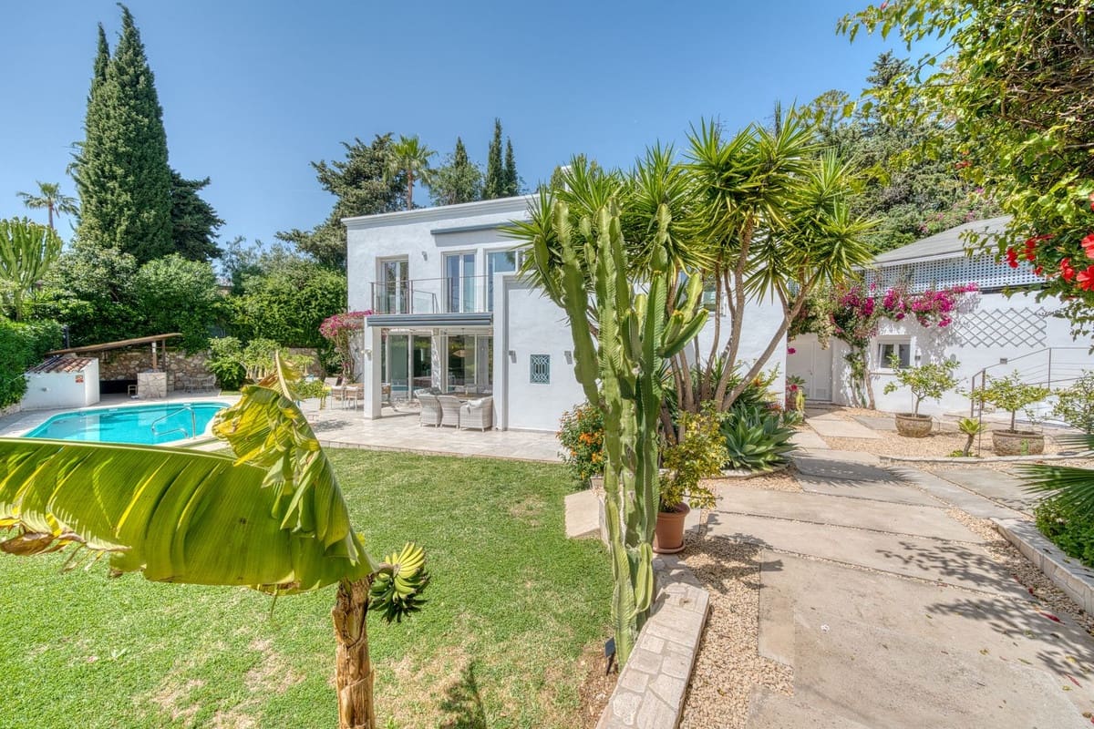 6 makuuhuone Huvila myytävänä paikassa El Rosario mukana uima-altaan 
autotalli - 2 380 000 € (Ref: 9802880)