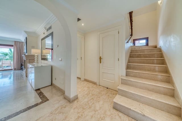 2 soveværelse Lejlighed til salg i Puerto Banus, Marbella med swimmingpool garage - € 795.000 (Ref: 9805594)