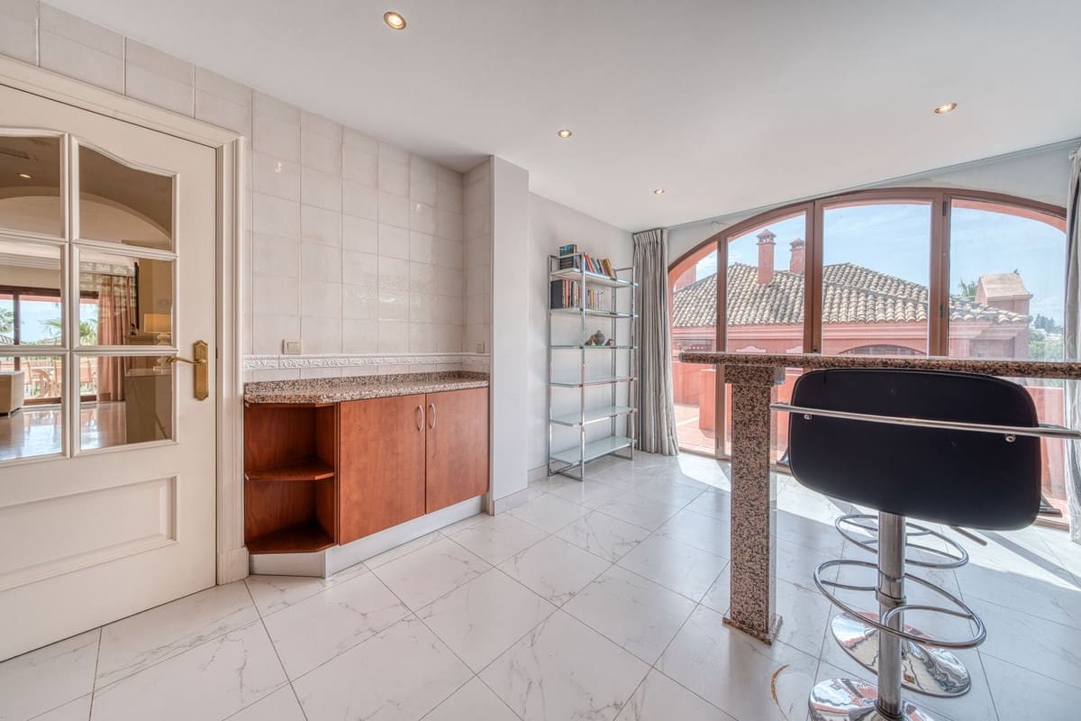 2 soveværelse Lejlighed til salg i Puerto Banus med swimmingpool garage - € 795.000 (Ref: 9805594)