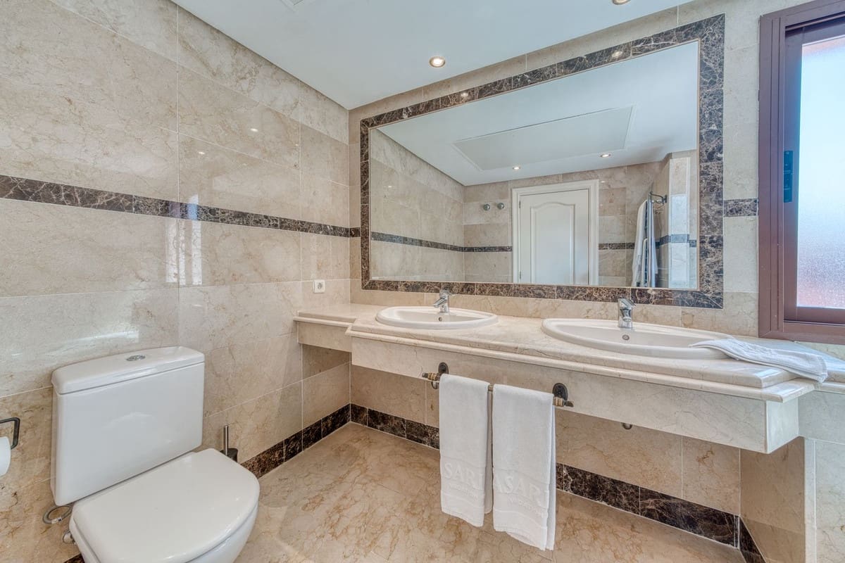 2 soveværelse Lejlighed til salg i Puerto Banus med swimmingpool garage - € 795.000 (Ref: 9805594)