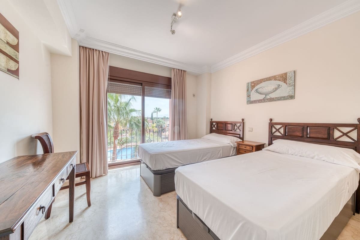 2 soveværelse Lejlighed til salg i Puerto Banus med swimmingpool garage - € 795.000 (Ref: 9805594)