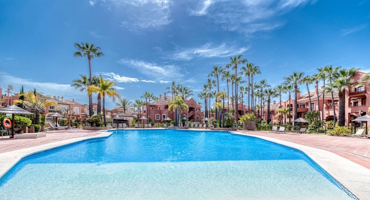 2 soveværelse Lejlighed til salg i Puerto Banus med swimmingpool garage - € 795.000 (Ref: 9805594)