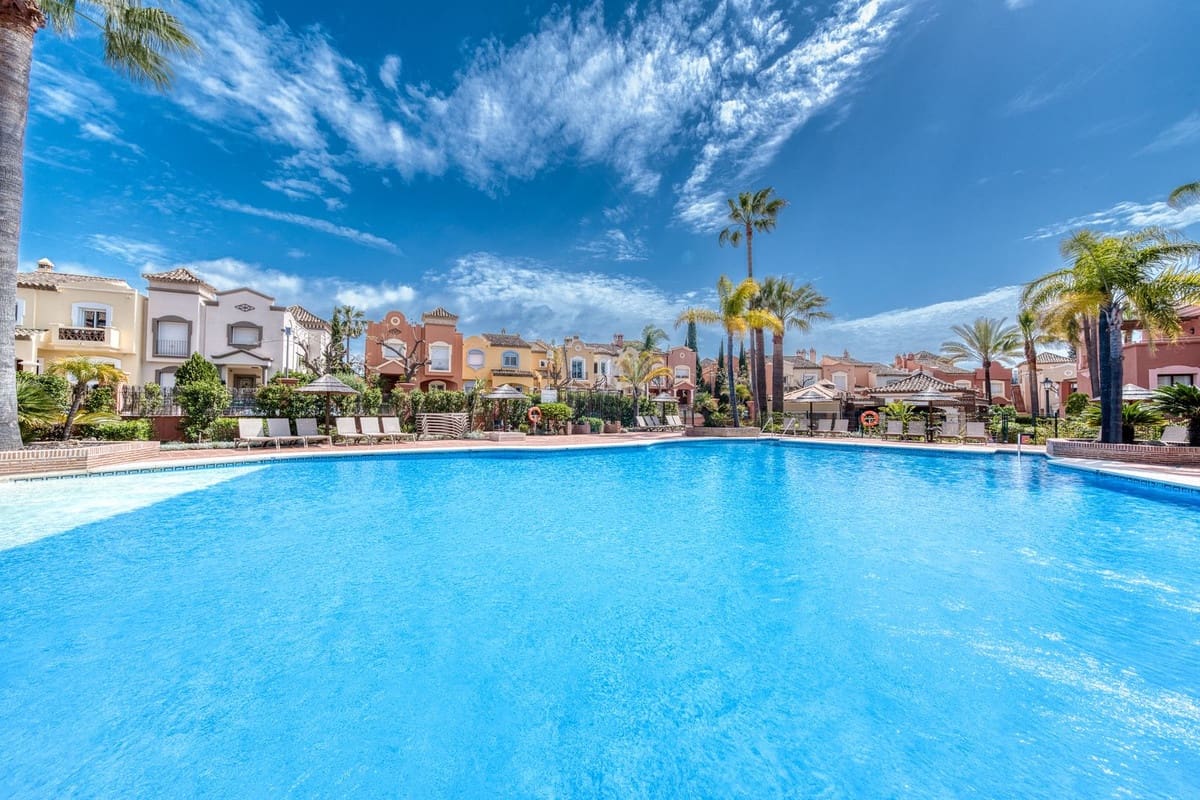 2 soveværelse Lejlighed til salg i Puerto Banus med swimmingpool garage - € 795.000 (Ref: 9805594)