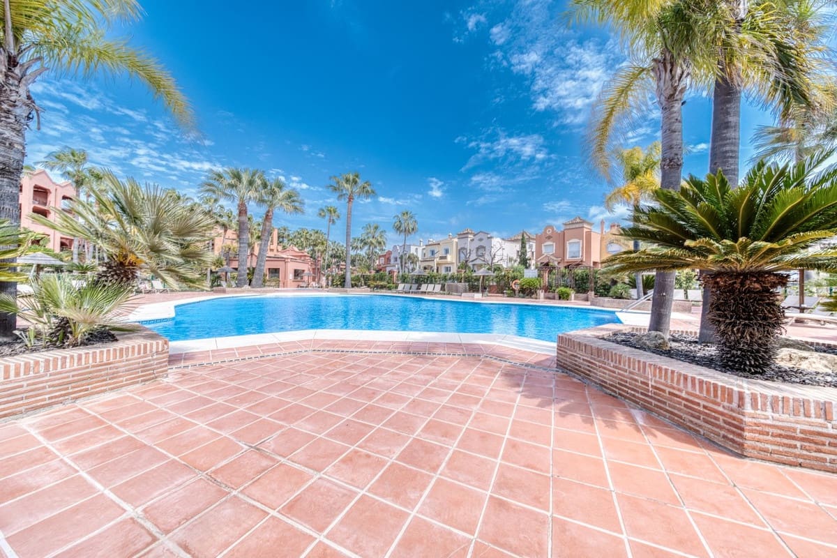 2 soveværelse Lejlighed til salg i Puerto Banus med swimmingpool garage - € 795.000 (Ref: 9805594)