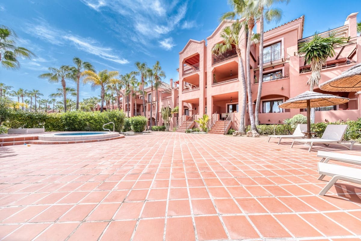 2 soveværelse Lejlighed til salg i Puerto Banus med swimmingpool garage - € 795.000 (Ref: 9805594)