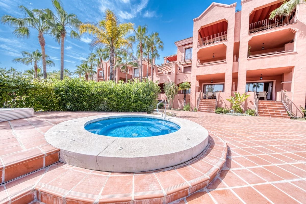 2 soveværelse Lejlighed til salg i Puerto Banus med swimmingpool garage - € 795.000 (Ref: 9805594)