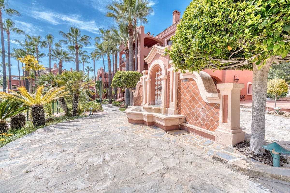 2 soveværelse Lejlighed til salg i Puerto Banus med swimmingpool garage - € 795.000 (Ref: 9805594)