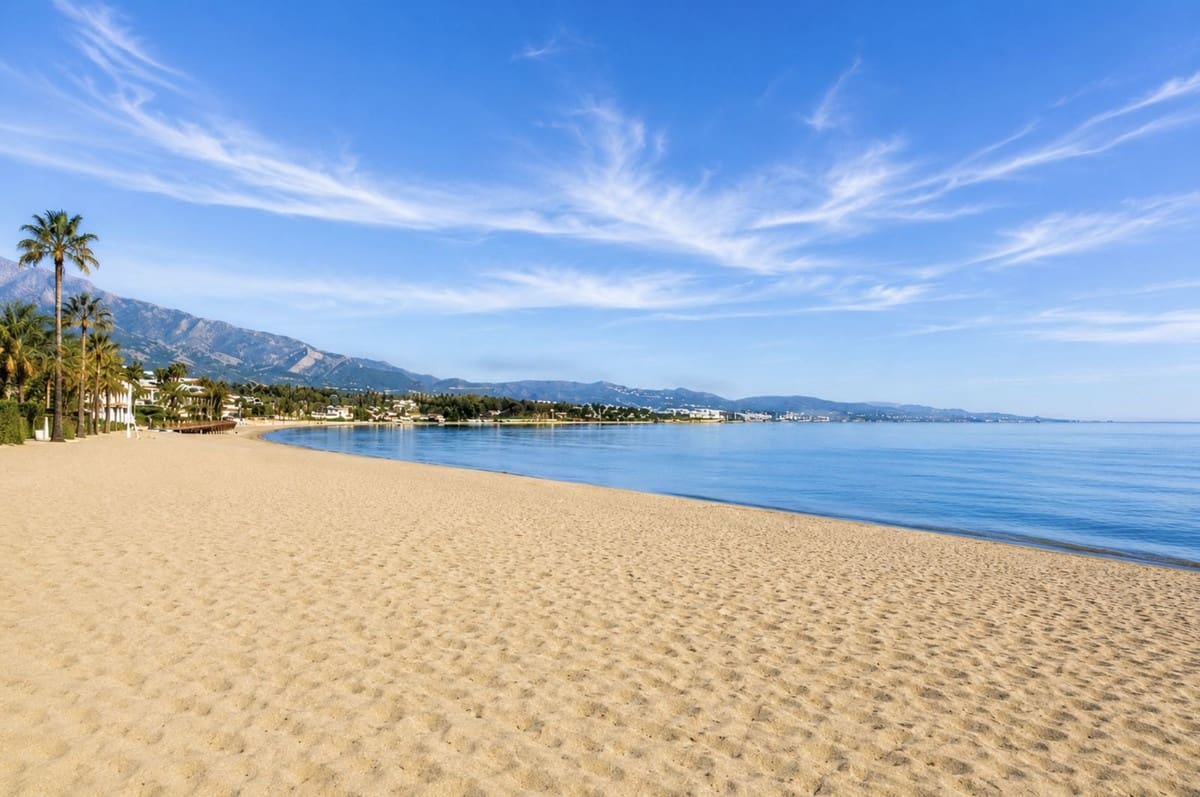 2 bedroom Apartment for sale in Puerto Banus with pool garage - € 795,000 (Ref: 9805594)