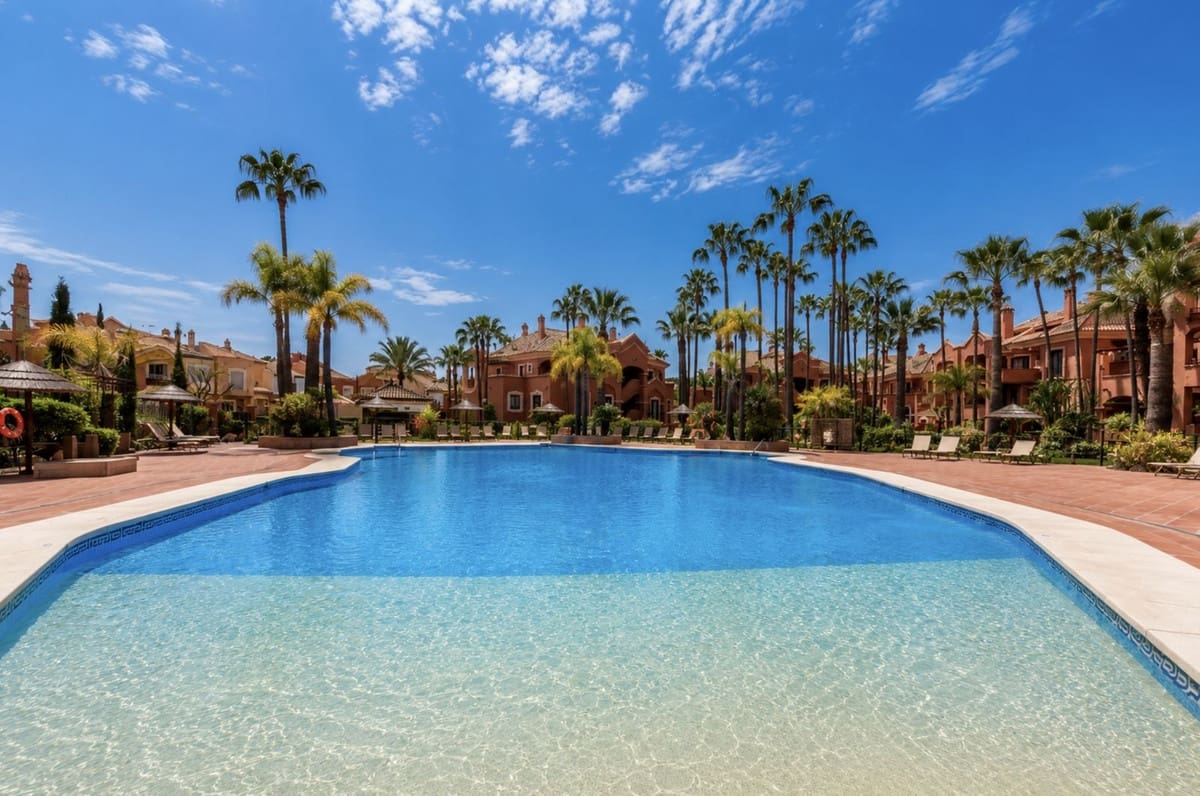 2 bedroom Apartment for sale in Puerto Banus with pool garage - € 795,000 (Ref: 9805594)
