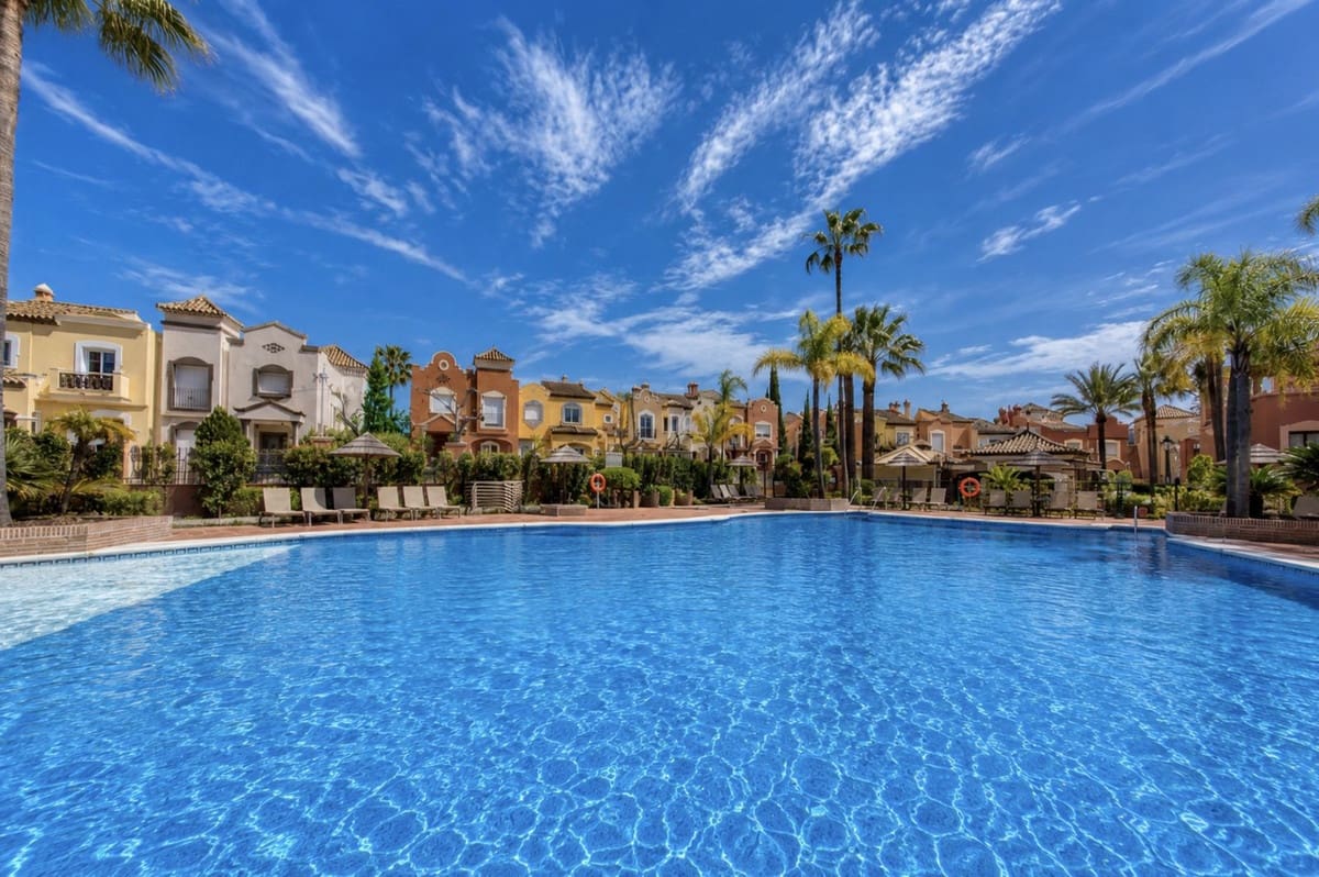 2 bedroom Apartment for sale in Puerto Banus with pool garage - € 795,000 (Ref: 9805594)