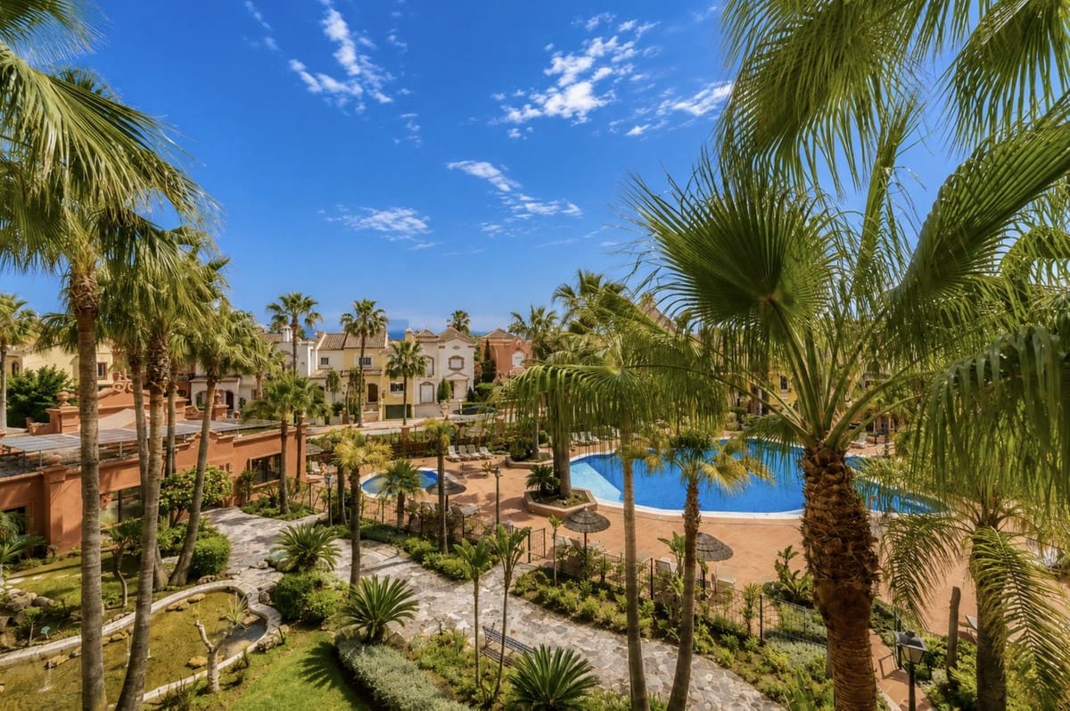 2 bedroom Apartment for sale in Puerto Banus with pool garage - € 795,000 (Ref: 9805594)