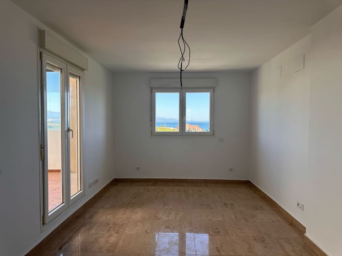 Apartamento de 2 habitaciones en La Duquesa / Puerto de la Duquesa en venta con piscina garaje - 249.000 € (Ref: 9807024)