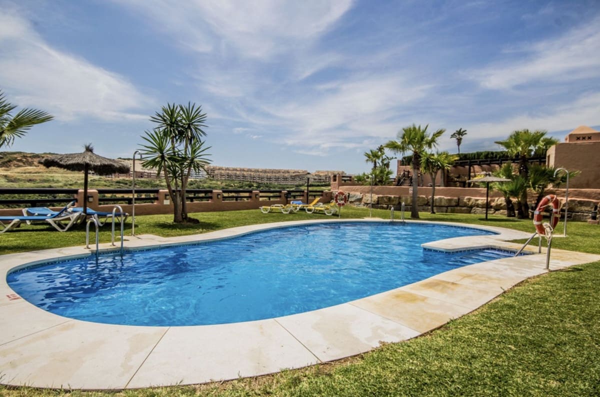 3 sypialnia Apartament na sprzedaż w La Duquesa / Puerto de la Duquesa z basenem garażem - 349 000 € (Ref: 9816417)