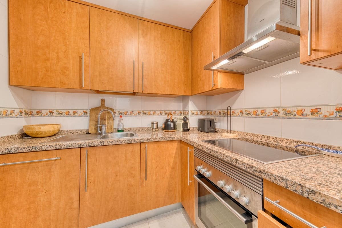 3 sypialnia Apartament na sprzedaż w La Duquesa / Puerto de la Duquesa z basenem garażem - 349 000 € (Ref: 9816417)