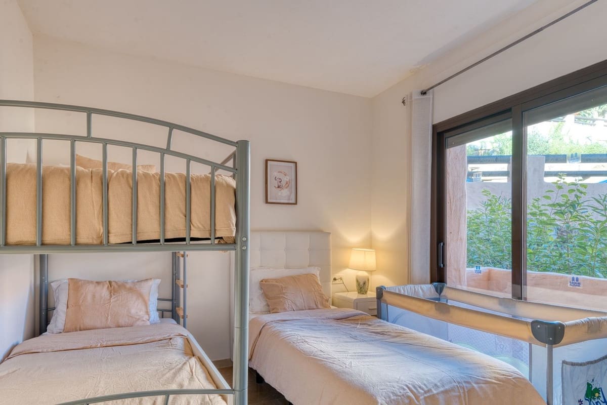 3 sypialnia Apartament na sprzedaż w La Duquesa / Puerto de la Duquesa z basenem garażem - 349 000 € (Ref: 9816417)