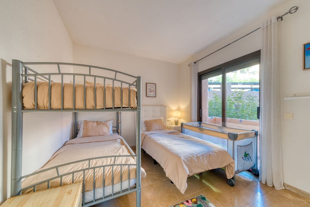 3 sypialnia Apartament na sprzedaż w La Duquesa / Puerto de la Duquesa z basenem garażem - 349 000 € (Ref: 9816417)