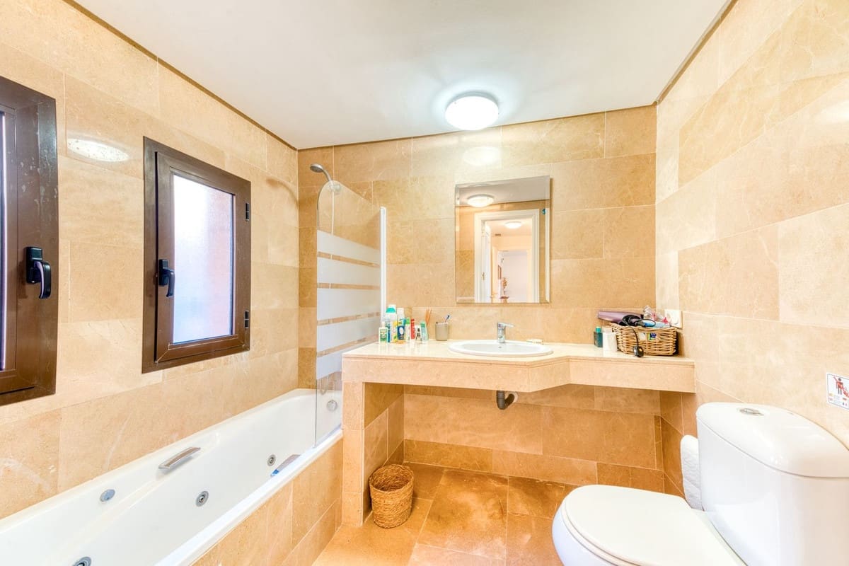 3 sypialnia Apartament na sprzedaż w La Duquesa / Puerto de la Duquesa z basenem garażem - 349 000 € (Ref: 9816417)