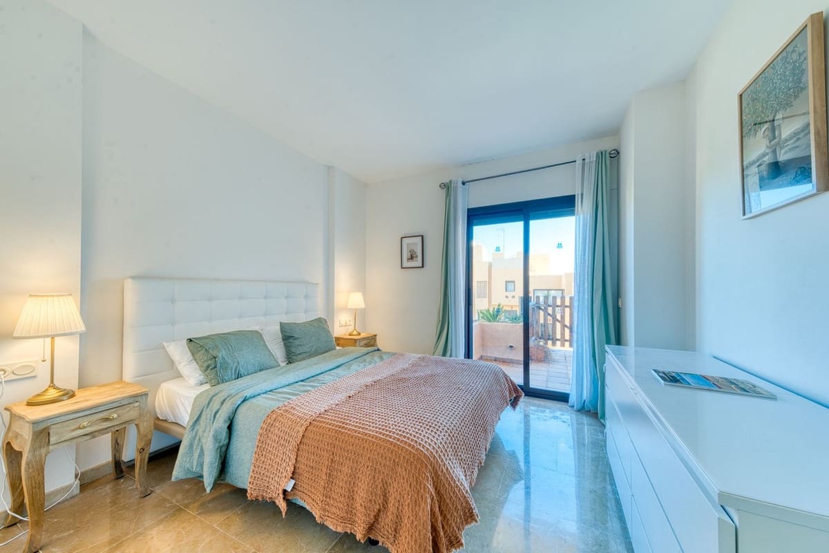 3 sypialnia Apartament na sprzedaż w La Duquesa / Puerto de la Duquesa z basenem garażem - 349 000 € (Ref: 9816417)