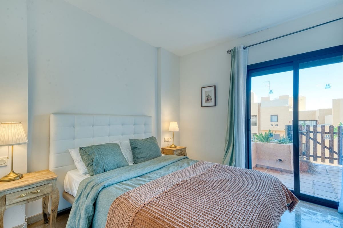 3 sypialnia Apartament na sprzedaż w La Duquesa / Puerto de la Duquesa z basenem garażem - 349 000 € (Ref: 9816417)