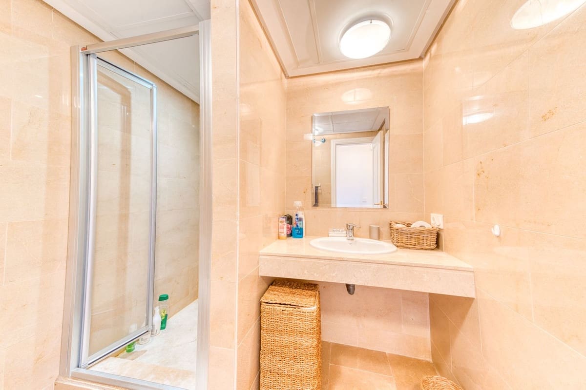 3 sypialnia Apartament na sprzedaż w La Duquesa / Puerto de la Duquesa z basenem garażem - 349 000 € (Ref: 9816417)