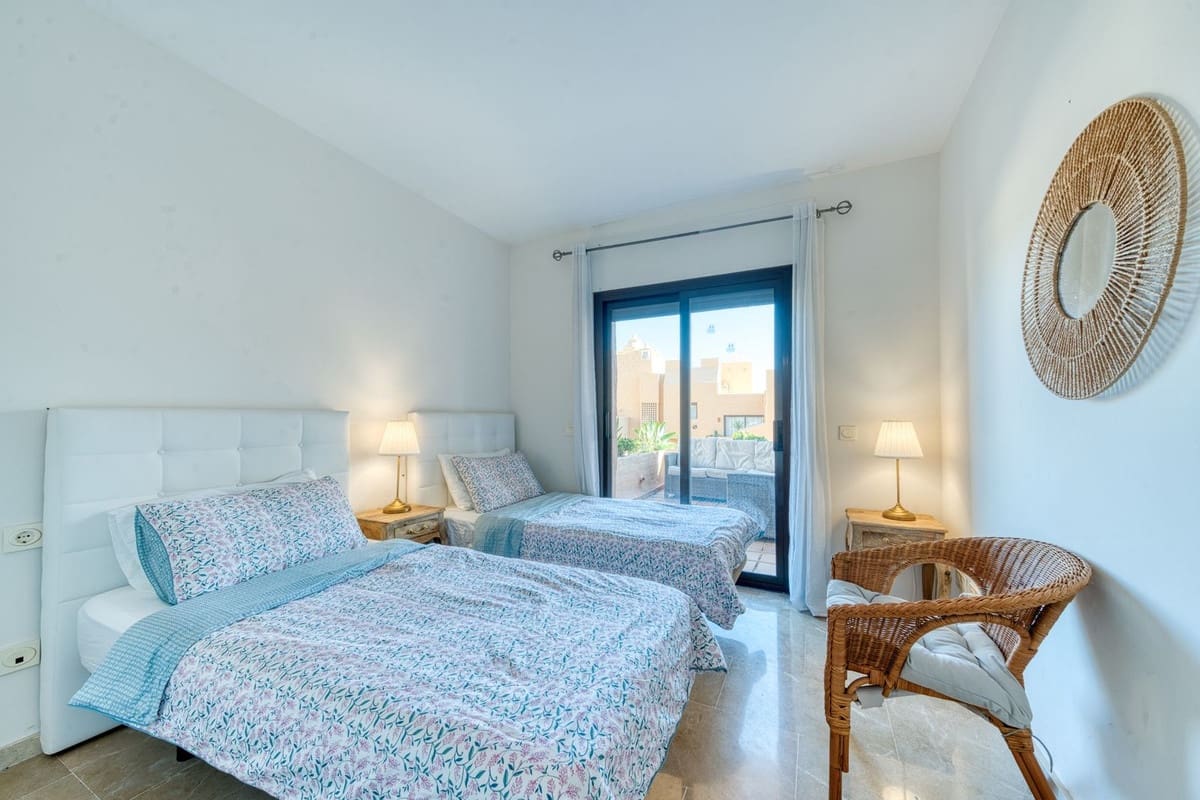 3 sypialnia Apartament na sprzedaż w La Duquesa / Puerto de la Duquesa z basenem garażem - 349 000 € (Ref: 9816417)