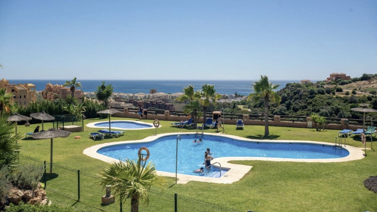 3 sypialnia Apartament na sprzedaż w La Duquesa / Puerto de la Duquesa z basenem garażem - 349 000 € (Ref: 9816417)
