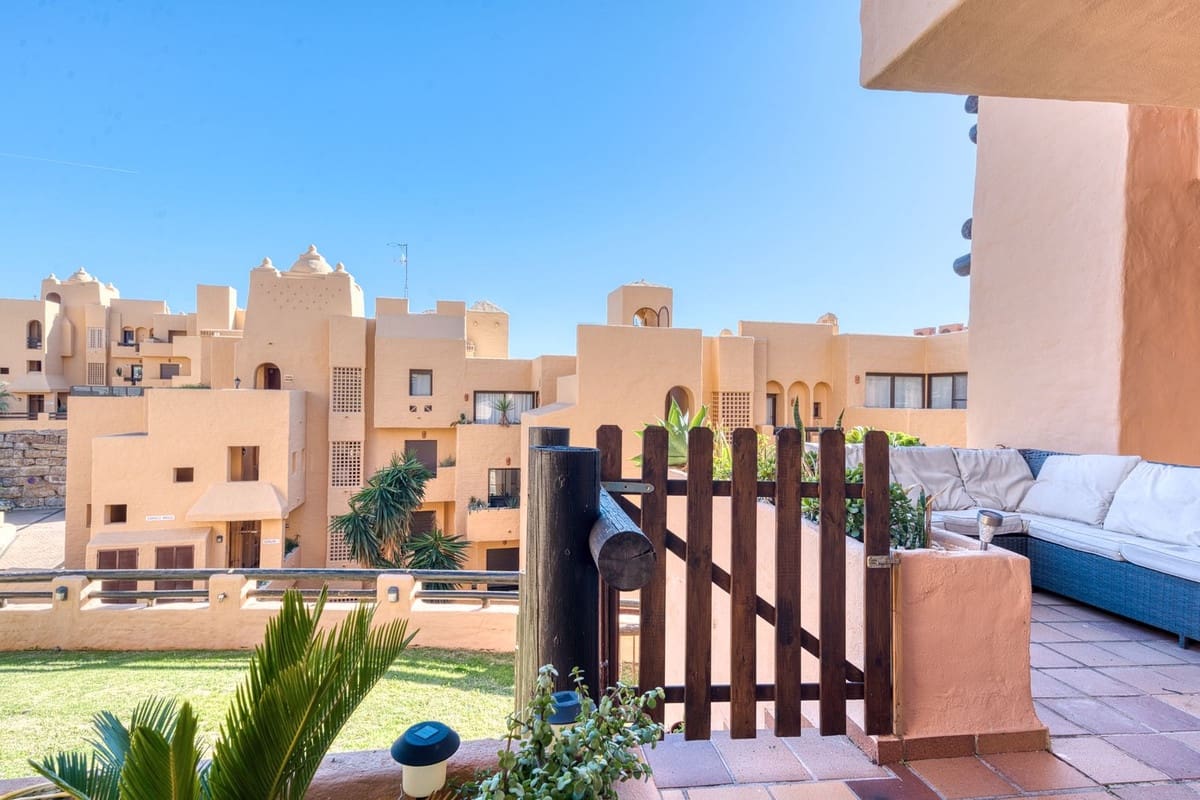 3 sypialnia Apartament na sprzedaż w La Duquesa / Puerto de la Duquesa z basenem garażem - 349 000 € (Ref: 9816417)