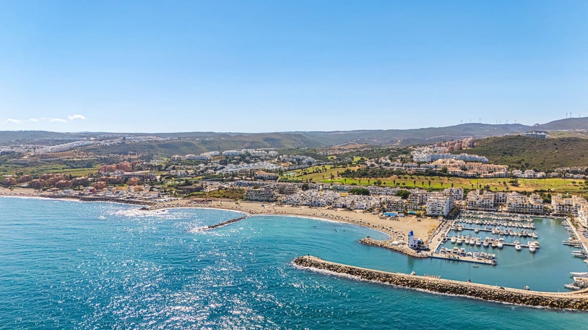 3 sypialnia Apartament na sprzedaż w La Duquesa / Puerto de la Duquesa z basenem garażem - 349 000 € (Ref: 9816417)